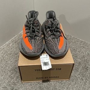 Selling a brand new new never worn Yeezy Men size 5 350 v2 Reflective “Beluga”